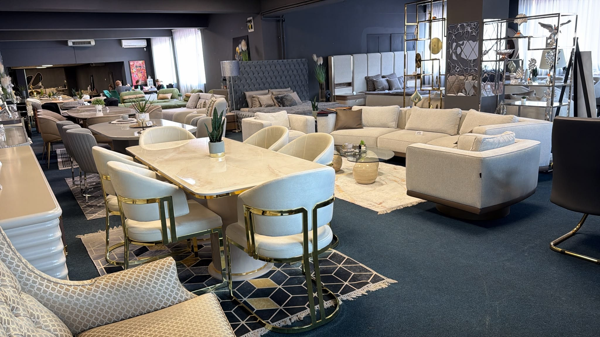 Showroomul MSMLUX — living amenajat complet